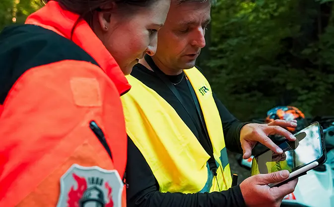 Proget mobility management for the public sector, members of the Volunteer Fire Department with a tablet