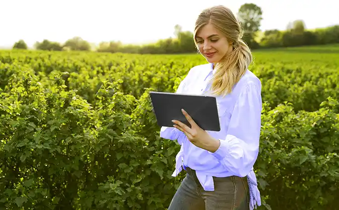 Proget mobility management for wholesale trade, woman with tablet in the field